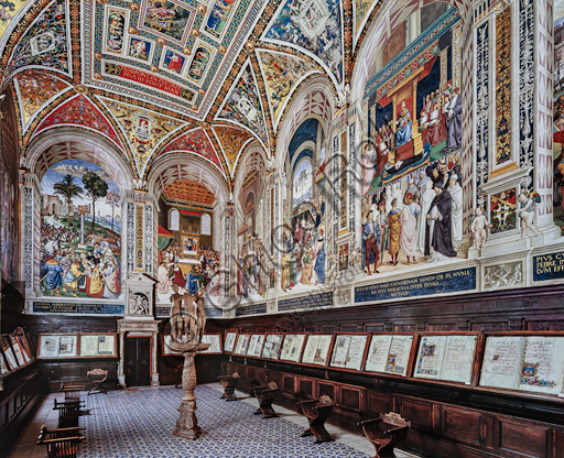 Libreria Piccolomini: veduta dell’interno da nord-est, con gli affreschi di Bernardino di Betto, detto il Pinturicchio.