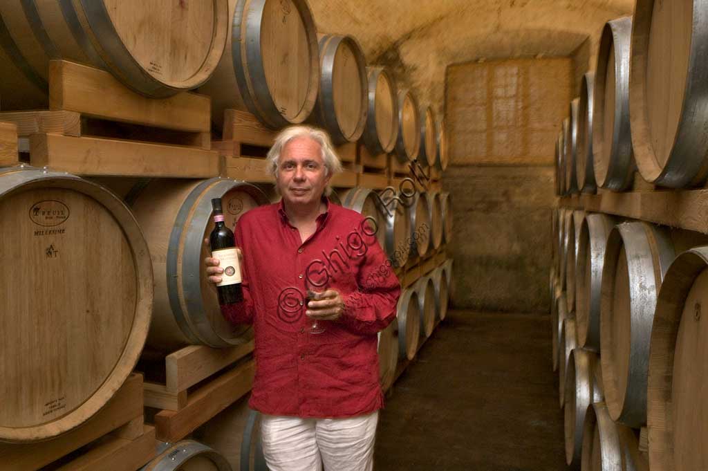 Località Cantinone, cantina Scacciadiavoli: il titolare, Guardigli, tra le botti di vino Sagrantino di Montefalco.