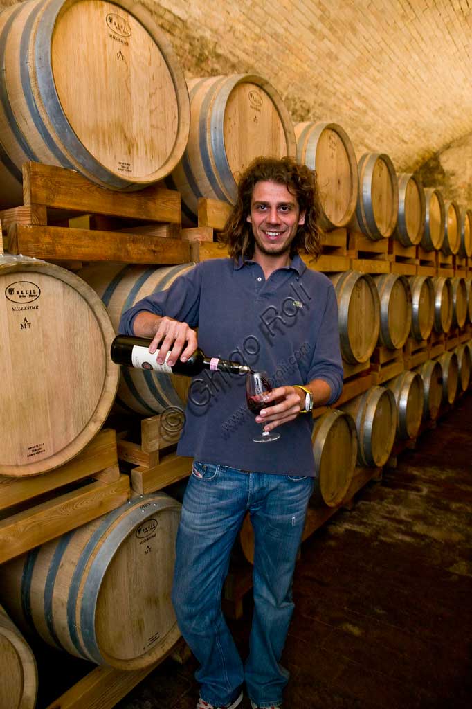 Località Cantinone, cantina Scacciadiavoli: il giovane titolare, Guardigli, tra le botti di vino Sagrantino di Montefalco.