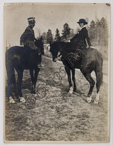 “L’ufficiale e l’amazzone”, gelatina al bromuro d’argento di Marcello Dudovich, 1910.