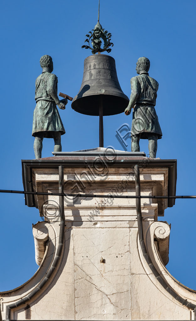Brescia, Piazza della Loggia, Torre dell'Orologio: particolare delgi automi, detti "Macc de le ure" (matti delle ore) che battono a martello ogni ora sulla campana.