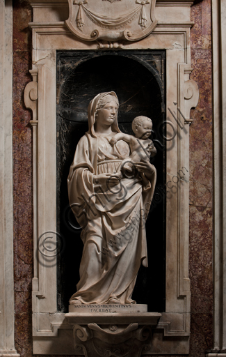 Genova, Duomo (Cattedrale di S. Lorenzo),  Cappella di San Giovanni: "Madonna con Bambino", di Andrea Sansovino, statua in marmo entro nicchia, 1504.