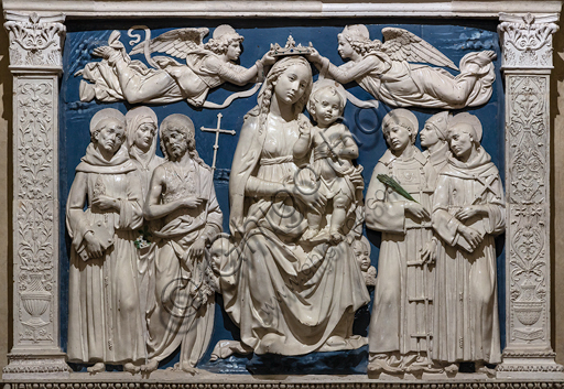 Basilica of the Holy Cross, Medici Chapel: "The Virgin Mary with Infant Jesys between Angels and Saints", about 1480, by Andrea Della Robbia, glazed terracotta.Detail.