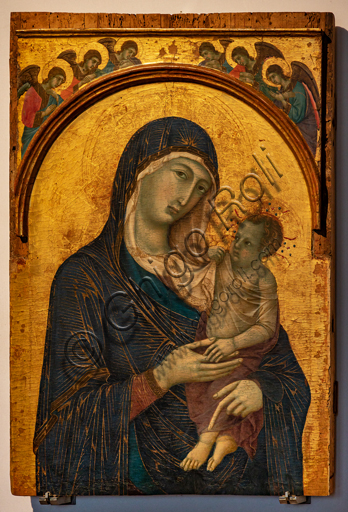  Perugia, National Gallery of Umbria: "Madonna of the Dominicans" with Child and six angels, by Duccio da Boninsegna, 1304 -1310, tempera on panel.