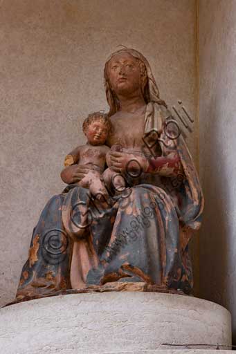 Ferrara, la Cattedrale dedicata a San Giorgio, fianco meridionale: particolare con copia della statua quattrocentesca andata distrutta della "Madonna del Corridoio".