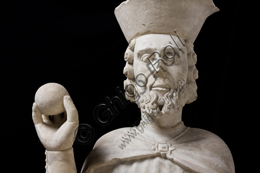 Genova, Museo di S. Agostino: Figura virile stante. Scultore campionese ("Maestro di Giano"); circa 1307 - 1312. Marmo apuano bianco.Particolare.