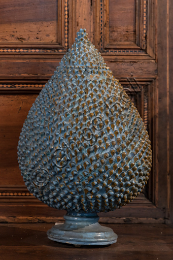  Deruta majolica, pine cone-shaped vase, 16th century.