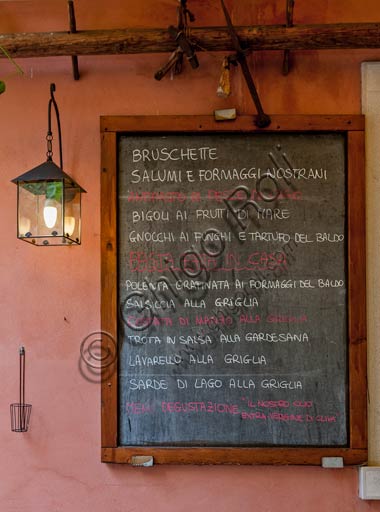 Malcesine: lavagna con menu di un ristorante.