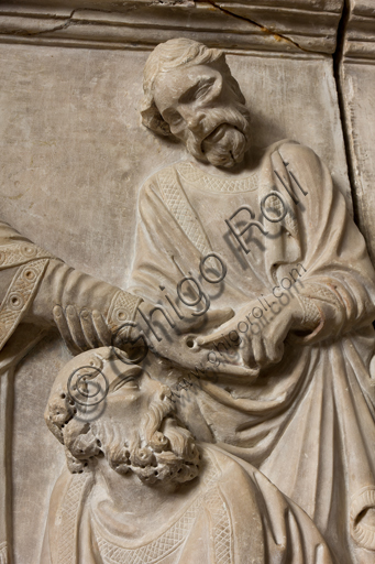 Genova, Museo Diocesano: monumento funerario del cardinale Luca Fieschi. È opera di della scuola di Giovanni di Balduccio da Pisa, 1336 circa. Particolare di mano di Cristo e apostoli.