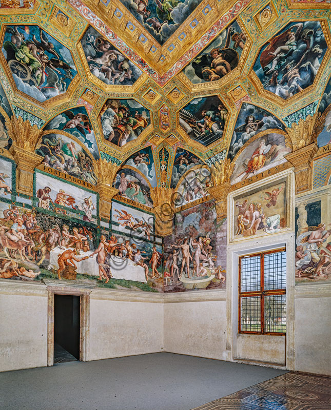 Mantua, Palazzo Te, Room of Psiche: view of the corner between the western and the northern wall.