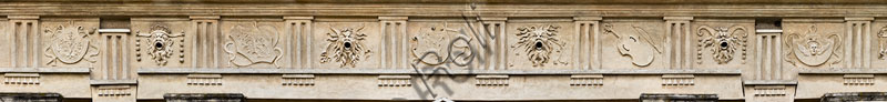 Mantova, Palazzo Te, fronte settentrionale: il fregio con metope raffiguranti le imprese gonzaghesche.