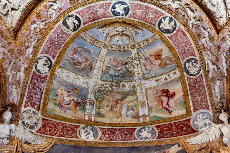 Mantova, Palazzo Te (residenza estiva dei Gonzaga), Camera delle Aquile o Camera di Fetonte (camera privata di Federico Gonzaga),  la volta: una delle otto lunette con  putti giocosi. Opera del Primaticcio.