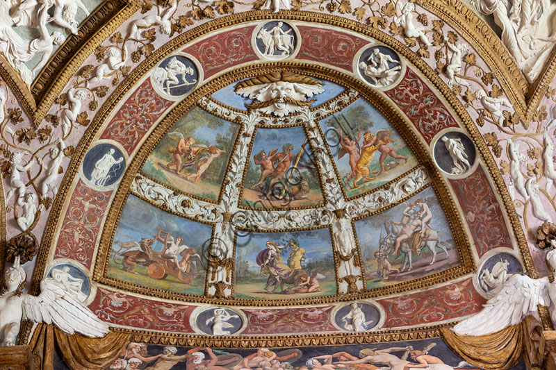 Mantova, Palazzo Te (residenza estiva dei Gonzaga), Camera delle Aquile o Camera di Fetonte (camera privata di Federico Gonzaga),  la volta: una delle otto lunette con  putti giocosi. Opera del Primaticcio.