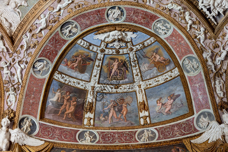 Mantova, Palazzo Te (residenza estiva dei Gonzaga), Camera delle Aquile o Camera di Fetonte (camera privata di Federico Gonzaga),  la volta: una delle otto lunette con  putti giocosi. Opera del Primaticcio.