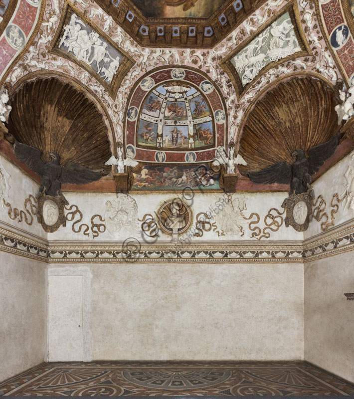 Mantova, Palazzo Te (residenza estiva dei Gonzaga), Camera delle Aquile o Camera di Fetonte (camera privata di Federico Gonzaga): veduta della parete occidentale.