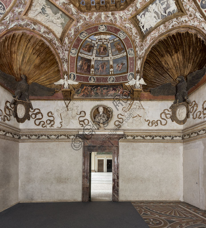 Mantova, Palazzo Te (residenza estiva dei Gonzaga), Camera delle Aquile o Camera di Fetonte (camera privata di Federico Gonzaga): veduta della parete meridionale.