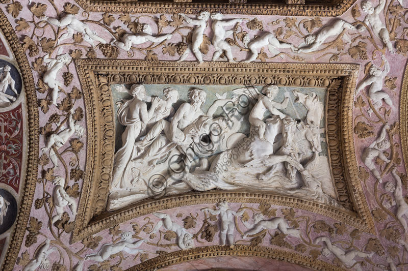 Mantova, Palazzo Te (residenza estiva dei Gonzaga), Camera delle Aquile o Camera di Fetonte (camera privata di Federico Gonzaga): bassorilievo in stucco attribuito a Francesco Primaticcio, raffigurante Plutone che rapisce Proserpina.