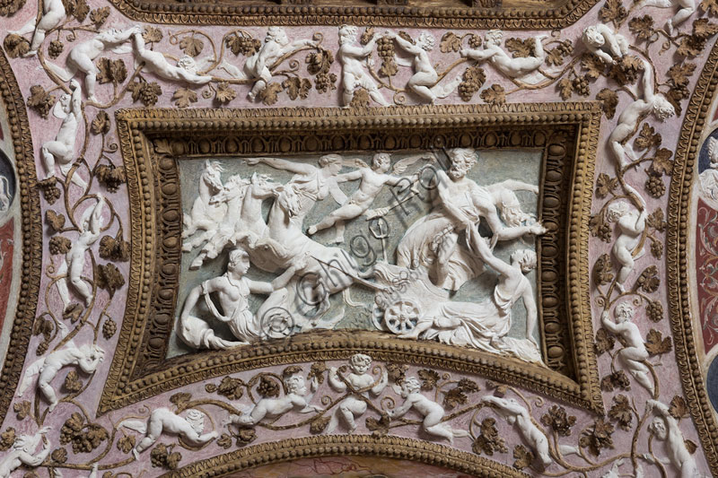 Mantova, Palazzo Te (residenza estiva dei Gonzaga), Camera delle Aquile o Camera di Fetonte (camera privata di Federico Gonzaga): bassorilievo in stucco attribuito a Francesco Primaticcio, raffigurante Nettuno che rapisce Anfitrite.