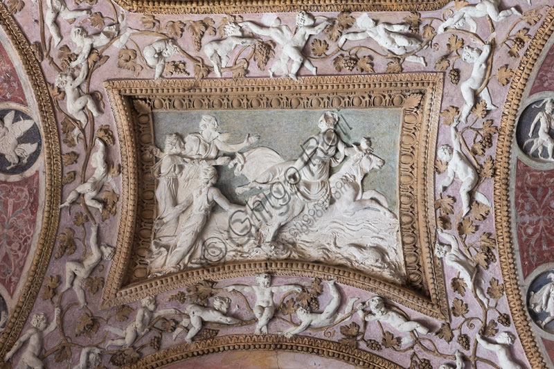 Mantova, Palazzo Te (residenza estiva dei Gonzaga), Camera delle Aquile o Camera di Fetonte (camera privata di Federico Gonzaga): bassorilievo in stucco attribuito a Francesco Primaticcio, raffigurante Giove che, mutatosi in toro, rapisce Europa.