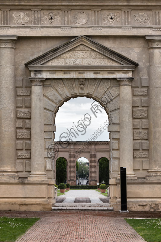 Mantova, Palazzo Te (residenza estiva dei Gonzaga), Cortile d'Onore: il portale che immette nel giardino. 