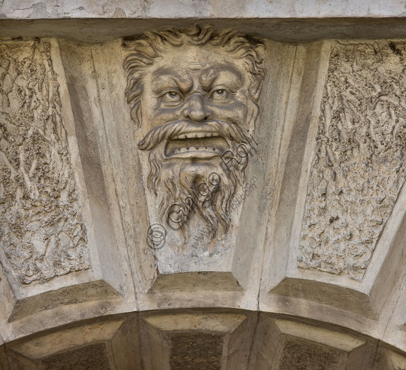 Mantova, Palazzo Te (residenza estiva dei Gonzaga), Cortile d'Onore: mascherone sul portale che immette nel giardino. 