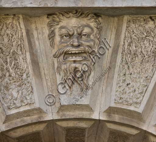 Mantova, Palazzo Te (residenza estiva dei Gonzaga), Cortile d'Onore: mascherone sul portale che immette nel giardino. 