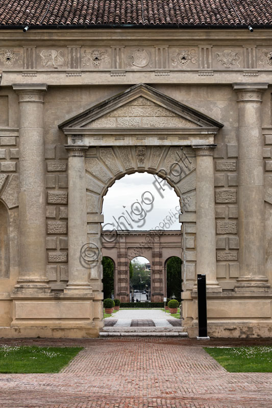 Mantova, Palazzo Te (residenza estiva dei Gonzaga), Cortile d'Onore: il portale che immette nel giardino. 