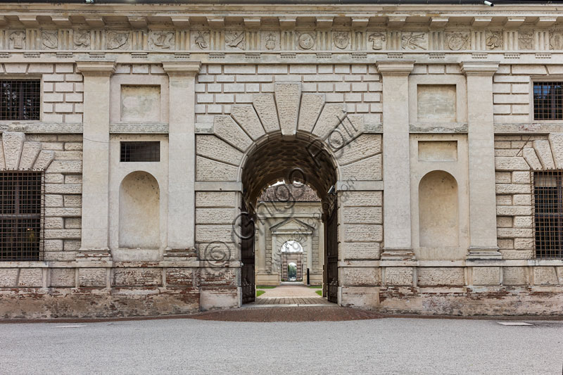 Mantova, Palazzo Te (residenza estiva dei Gonzaga), facciata  orientale: veduta del portale d'accesso principale. 