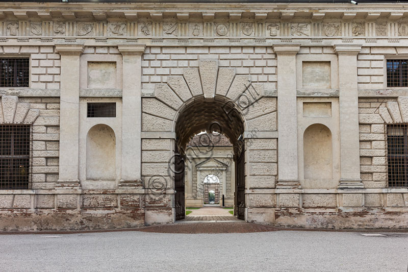 Mantua, Palazzo Te (Gonzaga's Summer residence), Easternfaçade : view of the he main entrance portal.