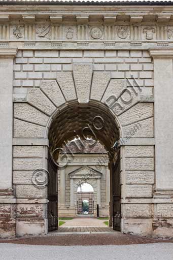 Mantova, Palazzo Te (residenza estiva dei Gonzaga), facciata  orientale:veduta del portale d'accesso principale. 