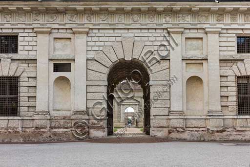 Mantua, Palazzo Te (Gonzaga's Summer residence), Easternfaçade : view of the he main entrance portal.