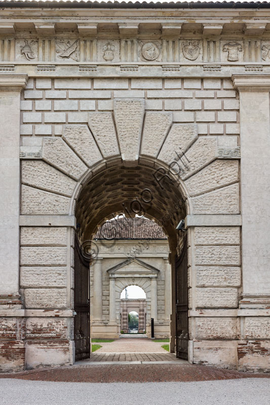 Mantova, Palazzo Te (residenza estiva dei Gonzaga), facciata  orientale:veduta del portale d'accesso principale. 