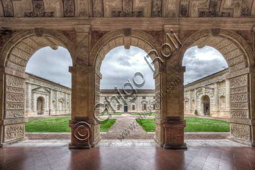 Mantova, Palazzo Te (residenza estiva dei Gonzaga): il Cortile d' Onore, visto dall'interno della loggia delle Muse.