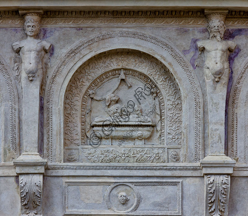 Mantova, Palazzo Te (residenza estiva dei Gonzaga), Loggia del Giardino Segreto: la nicchia centrale sul fronte sovrastante la loggia, che costituisce  il monumento funebre dedicato a una cane particolarmente caro al Duca. 