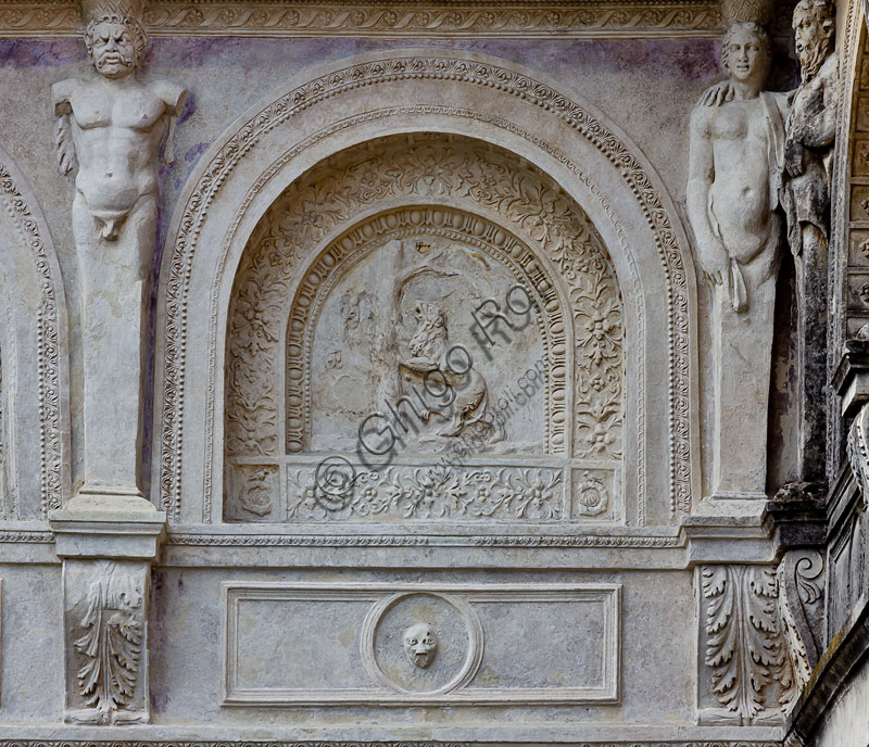 Mantova, Palazzo Te (residenza estiva dei Gonzaga), Loggia del Giardino Segreto: una delle due nicchie, sul fronte sovrastante la loggia, che rappresenta  una favola di Esopo. 