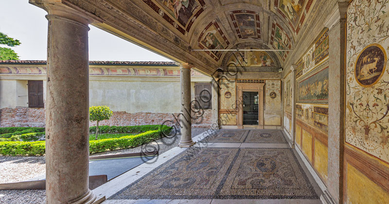 Mantova, Palazzo Te (residenza estiva dei Gonzaga): Loggia del Giardino Segreto.