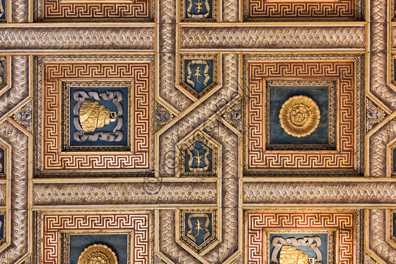 Mantova, Palazzo Te (Residenza estiva dei Gonzaga), Sala dei Cavalli, il soffitto a cassettoni: alcuni dei 15 lacunari quadrati dove si alternano rosoni e l'impresa del Monte Olimpo. Nelle specchiature pentagonali: l'impresa della salamandra.