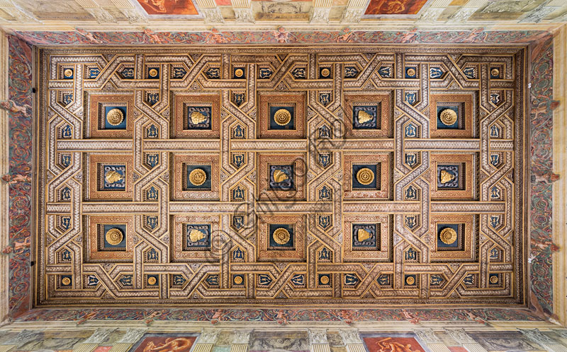  Mantua, Palazzo Te (Gonzaga's summer residence), Sala dei Cavalli (Hall of the Horses): the coffered ceiling. In the 15 lacunars we recognize roses and the Mount Olympus device (emblem). In the pentagon-shaped mirrors the device of the salamander is represented.