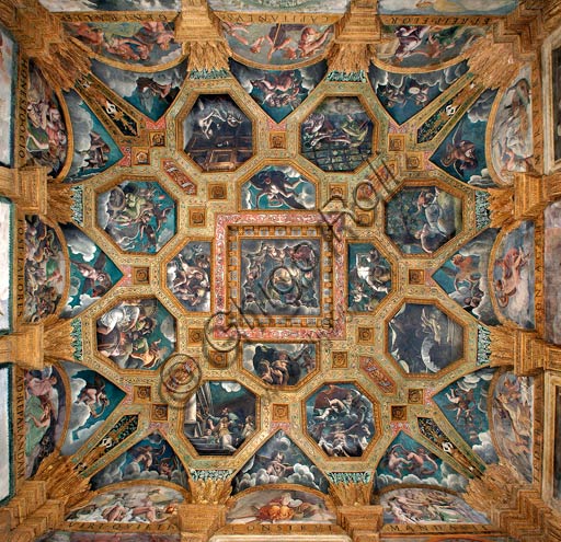 Mantova, Palazzo Te  (Residenza estiva dei Gonzaga), Sala di Amore e Psiche: veduta della volta, con affreschi di Giulio Romano e aiuti (1526 - 1528). I ventidue passi illustrati da Giulio Romano a Palazzo Te sono tratti dalle Metamorfosi di Apuleio, scrittore latino del II secolo d. C.