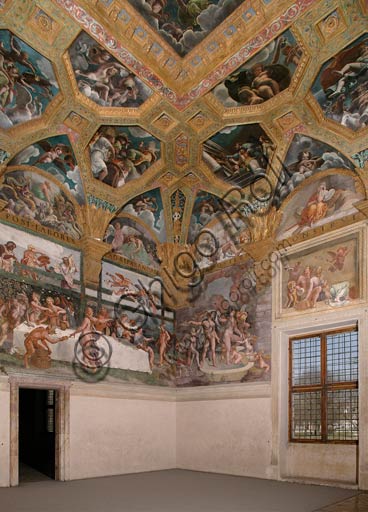  Mantua, Palazzo Te (Gonzaga's summer residence), Sala di Amore e Psiche (Chamber of Cupid and Psyche): view of the room, with frescoes by Giulio Romano and his assistants (1526 - 1528). Giulio Romano got his inspiration from Apuleius' Metamorphoses.