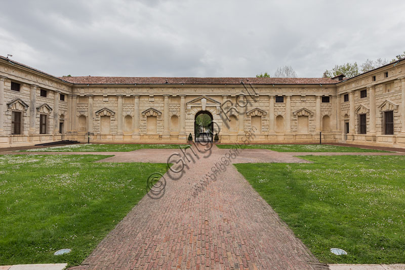 Mantova, Palazzo Te (residenza estiva dei Gonzaga): veduta del Cortile d'Onore, verso l'ingresso (Ovest). 