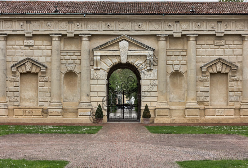Mantova, Palazzo Te (residenza estiva dei Gonzaga): veduta del Cortile d'Onore, verso l'ingresso (Ovest). 