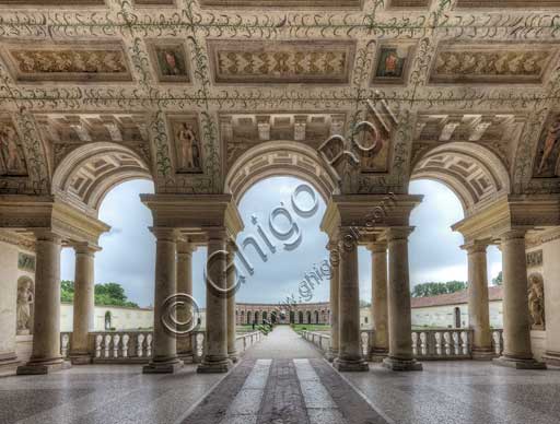 Mantova, Palazzo Te (residenza estiva dei Gonzaga): veduta della loggia di Davide, che affaccia sulle peschiere e sul giardino.