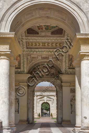 Mantova, Palazzo Te (residenza estiva dei Gonzaga): veduta della loggia di Davide dal giardino.