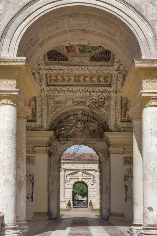 Mantova, Palazzo Te (residenza estiva dei Gonzaga): veduta della loggia di Davide dal giardino.