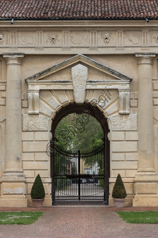 Mantova, Palazzo Te (residenza estiva dei Gonzaga): veduta  dell'ingresso (ovest) nel Cortile d'Onore. 