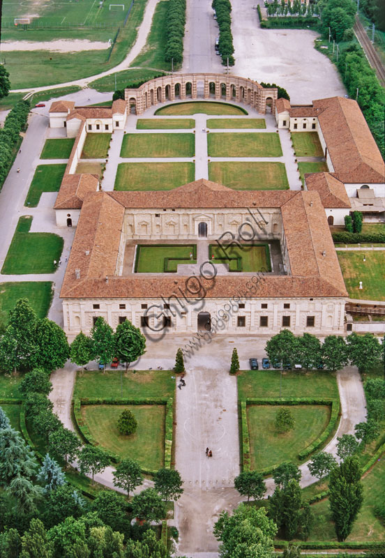 Mantova, veduta aerea di Palazzo Te (Residenza estiva dei Gonzaga) da Ovest.