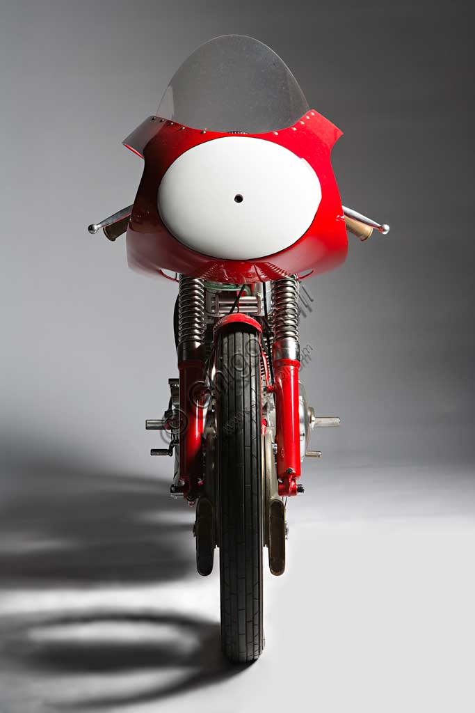 Moto d'epoca Ducati 125 Bialbero Gran PremioMarca: Ducatimodello: 125 Bialbero Gran Premionazione: Italia - Bolognaanno: 1956condizioni: restauratacilindrata: 124,8 (alesaggio e corsa 55,3 x 52)motore: monocilindricocambio: in blocco a cinque rapportiNata nel 1926 a Bologna, inizialmente la Società Scientifica Radio Brevetti Ducati si occupa di tecnologie elettromeccaniche legate alla radio fino al 1946, quando nasce il reparto motociclistico. E' di quell'anno il Cucciolo, ciclomotore a quattro tempi di grande successo. Nel '54 arriva in Ducati Fabio Taglioni, geniale ingegnere imolese che segnerà tutta la produzione Ducati per quasi quarant'anni con le sue soluzioni innovative. E' di quel periodo l'ingresso della Ducati nel mondo delle corse. Questa 125 Bialbero, moto assai rara, è l'erede diretta della 100 Gran Sport, la mitica "Marianna" che regalò le prime importanti vittorie alla Ducati, e precede di pochi mesi la 125  con distribuzione desmodromica, una soluzione che è ancor oggi il segno distintivo della produzione Ducati. 