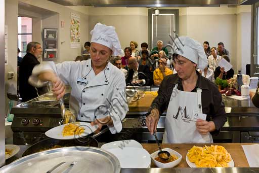Forlimpopoli, Casa Artusi:Casa Artusi, lezione alla scuola di cucina: le "Mariette" preparano la pasta all'uovo.