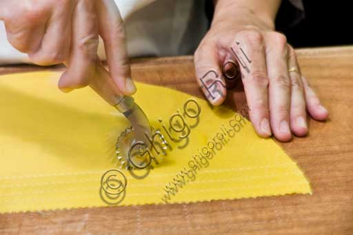 Forlimpopoli, Casa Artusi:Casa Artusi, lezione alla scuola di cucina: le "Mariette" preparano la pasta all'uovo.